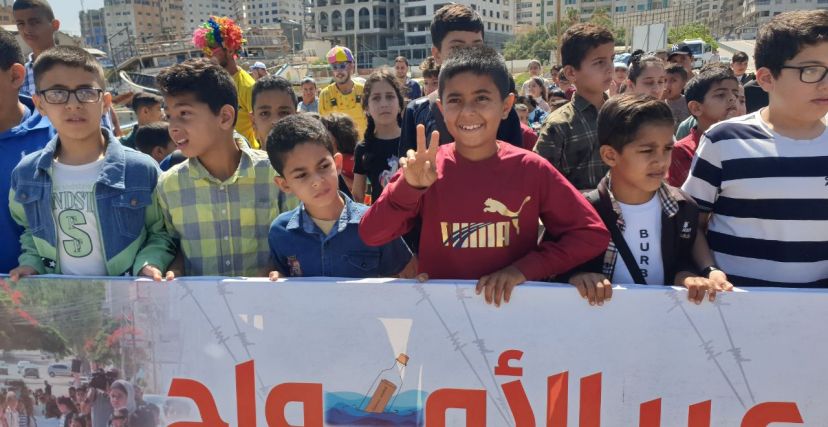 أطفال من غزة يكتبون رسائل شوق لآبائهم الأسرى ويلقونها في البحر