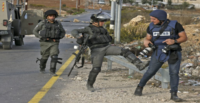 جندي إسرائيلي يعتدي على المصور الصحفي معتصم سقف الحيط | تصوير عباس مومني