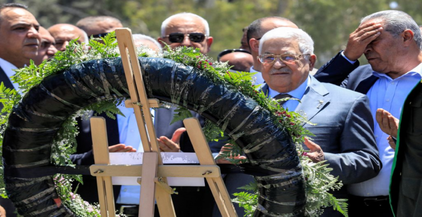 الرئيس محمود عباس يضع إكليل ورد في مقبرة الشهداء الجديدة في مخيم جنين | تصوير زين جعفر