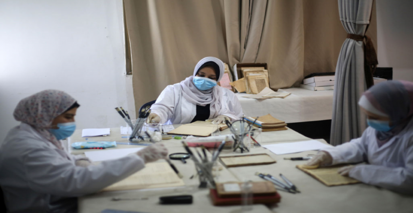 فريق "عيون على التراث" في مدينة غزة، الذي يضم ثماني باحثات متطوعات