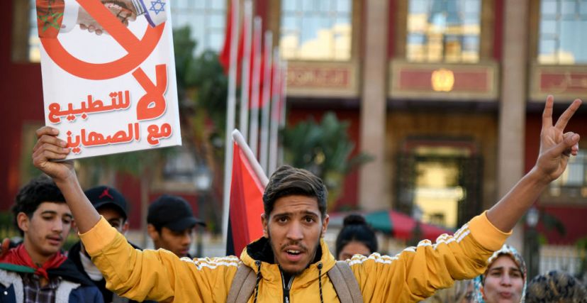 متظاهر مغربي رفضًا للتطبيع مع "إسرائيل" 2022 - Getty Images