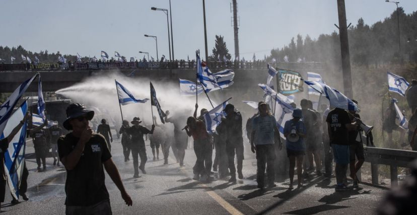 إسرائيليون يتظاهرون رفضًا للتعديلات القضائية - getty 
