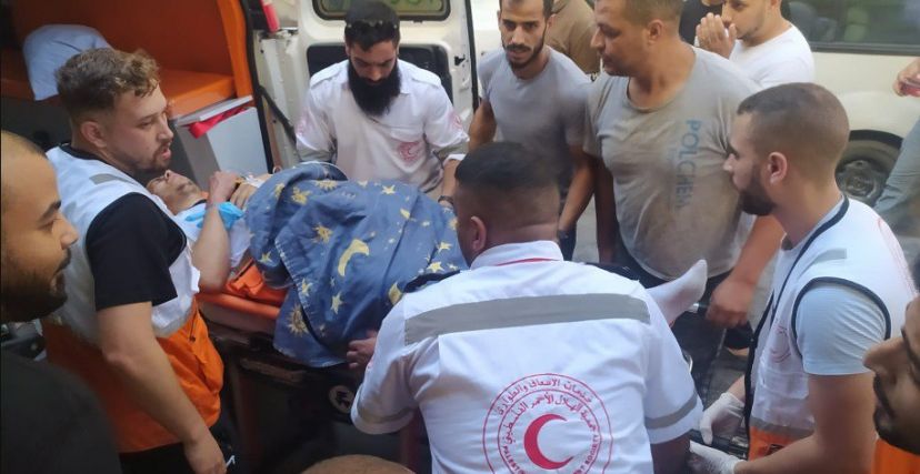 نقل مصاب من مخيم عسكر إلى مستشفى رفيديا