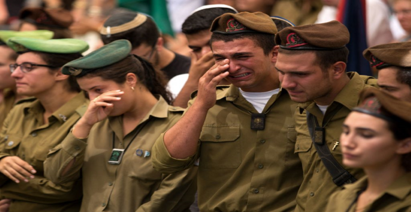 صورة توضيحية: جنود إسرائيليون يبكون أثناء جنازة زميلهم | غيتي ايميجز