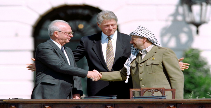 ياسر عرفات يصافح اسحق رابين بحضور بيل كلنتون بعد توقيع اتفاق أوسلو في البيت الأبيض