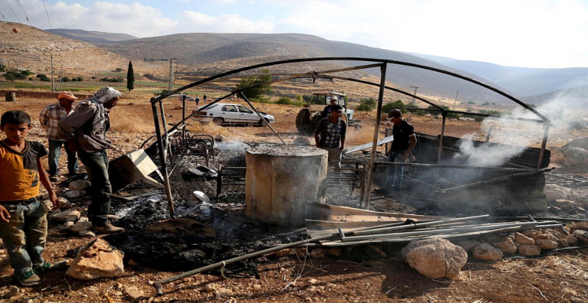إحراق خيمة في قرية عين سامية، تحالف المستوطنين والدولة الإسرائيلية إخفاء 6 قرى عن الخارطة