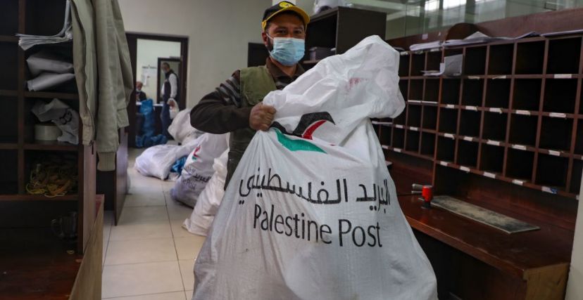موظف في البريد الفلسطيني - JAAFAR ASHTIYEH/Getty Images