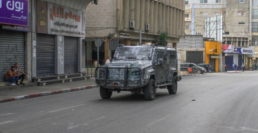صورة أرشيفية: آلية عسكرية فلسطينية في نابلس خلال مواجهات مع محتجين على اعتقال مصعب اشتية