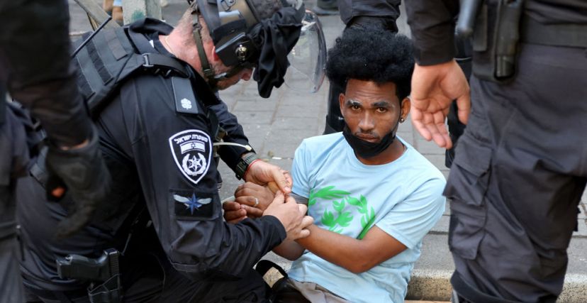 الشرطة الإسرائيلية تعتقل أحد المتظاهرين الإيرتيريين في تل أبيب - Getty Images