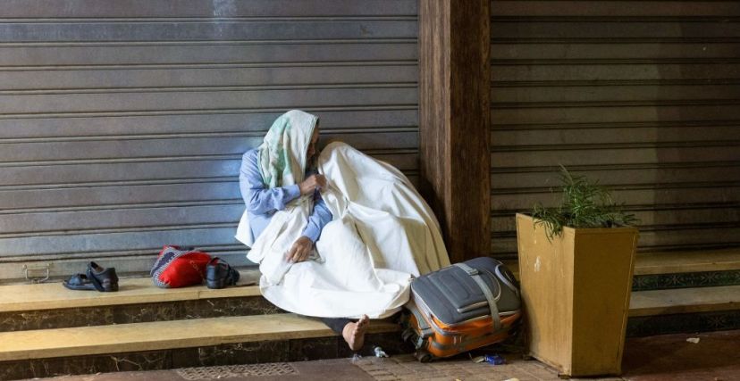 مغاربة غادروا من بيوتهم ليلًا في مراكش، هربًا من تبعات زلزال المغرب المدمر - FADEL SENNA/Getty Images)