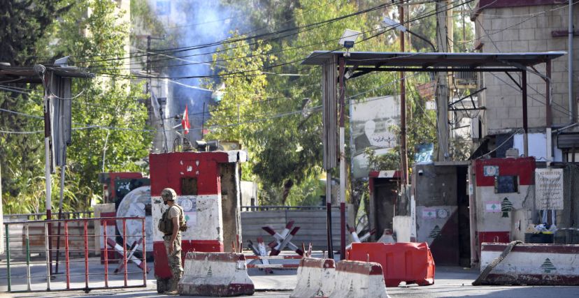 مدخل مخيم عين الحلوة الذي يشهد اشتباكات منذ الخميس - Houssam Shbaro/Getty Images