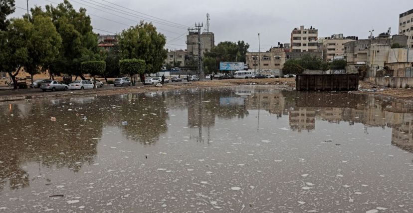 بركة مياه في مدينة غزة تشكلت بسبب مياه الأمطار الغزيرة الليلة الماضية | تصوير محمد عابد