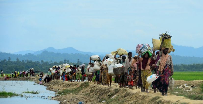 لاجئون يفرون في قوارب من ميانمار إلى بنغلادش هربًا من الإبادة الجماعية