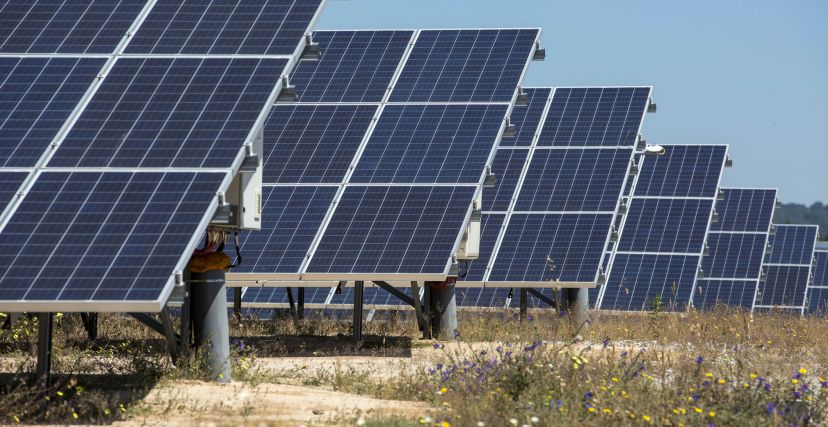 إنشاء محطات الطاقة الشمسية مجال يزدهر في المستوطنات، ويكتسب زخمًا -  getty