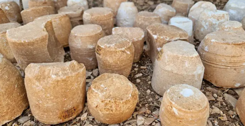 قطع أثرية حجرية عثر عليها الاحتلال في حزما شرق القدس