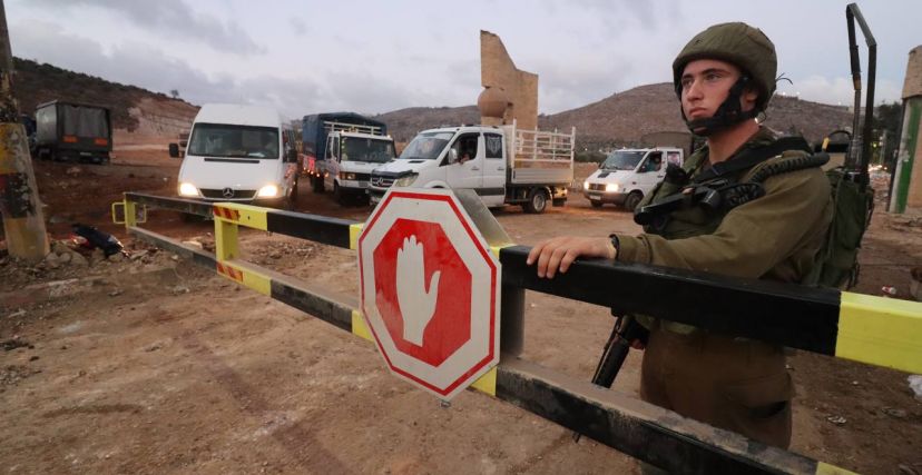 جندي إسرائيلي يمنع حركة المركبات على مدخل بيتا صباح الخميس - (وهاج بني مفلح - الترا فلسطين) 