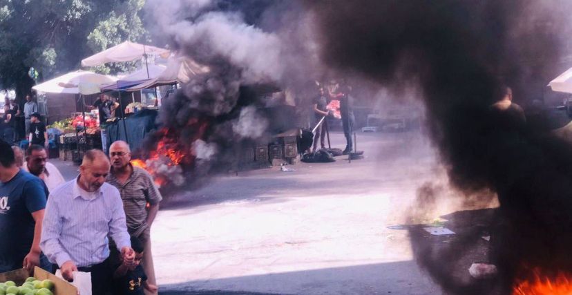 احتجاجات وحرق إطارات وسط نابلس.. ما القصة؟
