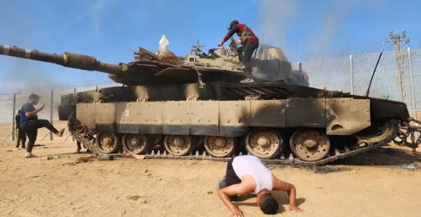 إحراق دبابة إسرائيلية في عملية طوفان الأقصى والسيطرة عليها