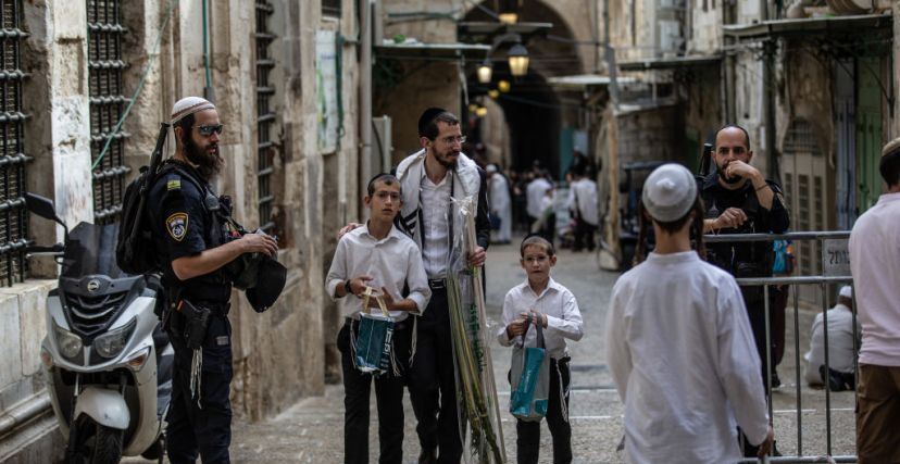 مسيحيون تعرضوا للبصق من قبل متطرفين يهود في القدس أثناء عيد العرش - Mostafa Alkharouf/ Getty Images