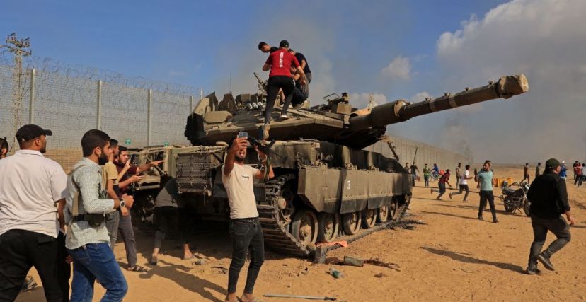 طوفان الأقصى: فلسطينيون على ظهر دبابة إسرائيلية بعد السيطرة عليها