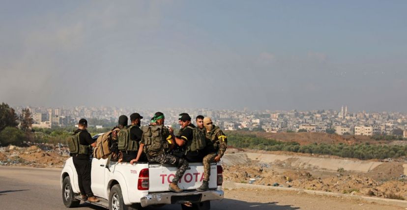 مقاتلون من كتائب القسام يتوجهون إلى معبر إيريز أثناء عملية طوفان الأقصى | تصوير محمد عابد