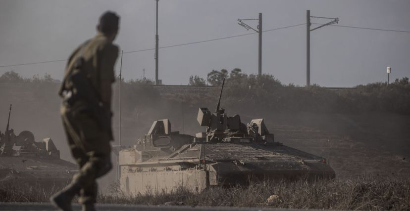 "إسرائيل" تنشر جنودًا ودبابات ومركبات مدرعة بالقرب من حدود غزة