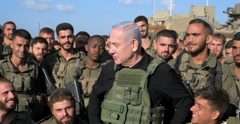 بنيامين نتنياهو، رئيس حكومة الاحتلال في حشد من جنوده بغلاف غزة - getty