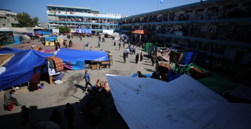 نازحون لجأوا إلى مدرسة تابعة لوكالة أونروا في غزة -  Majdi Fathi/ Getty Images