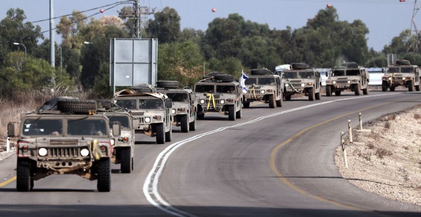 قافلة من الآليّات العسكرية الإسرائيلية قرب مستوطنة سديروت في غلاف غزة – Getty