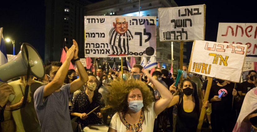تظاهرون يحملون لافتات خلال مظاهرة ضد رئيس الوزراء الإسرائيلي بنيامين نتنياهو في 17 أكتوبر 2020 في القدس