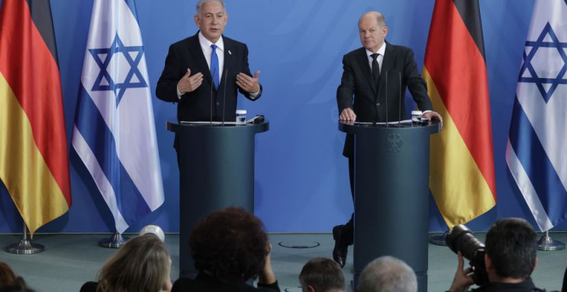 المستشار الألماني أولاف شولتز (على اليمين) ورئيس الوزراء الإسرائيلي بنيامين نتنياهو يتحدثان إلى وسائل الإعلام بعد محادثات في المستشارية في 16 مارس 2023 في برلين، ألمانيا.