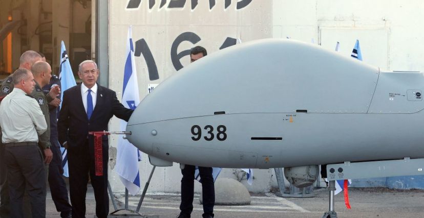 رئيس الوزراء الإسرائيلي بنيامين نتنياهو، محاطًا بأفراد من القوات الجوية، يتفقد طائرة بدون طيار من طراز هيرميس 900 خلال زيارته لمركز طائرات إسرائيلية بدون طيار، في قاعدة بالماخيم الجوية بالقرب من مدينة ريشون لتسيون، 5 يوليو، 2023.