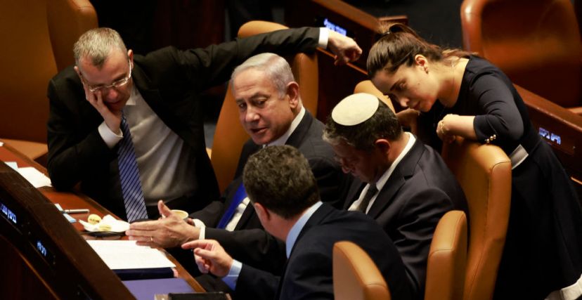 صورة أرشيفية لرئيس وزراء الاحتلال بنيامين نتنياهو مع عدد من المسؤولين الإسرائيليين. 10 يوليو 2023. GETTY Images