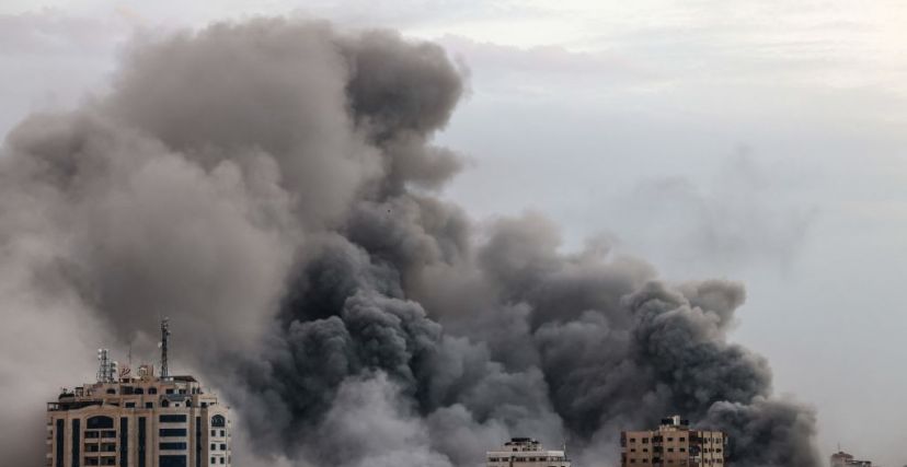 تصاعد الدخان خلف المباني الشاهقة خلال غارة جوية إسرائيلية على مدينة غزة في 9 أكتوبر 2023.