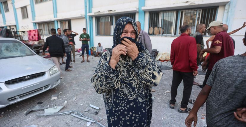 مرأة تبكي بعد قصف إسرائيلي بالقرب من مدرسة تابعة للأونروا في خان يونس، جنوب قطاع غزة. 21 أكتوبر 2023. تصوير أحمد زقوت
