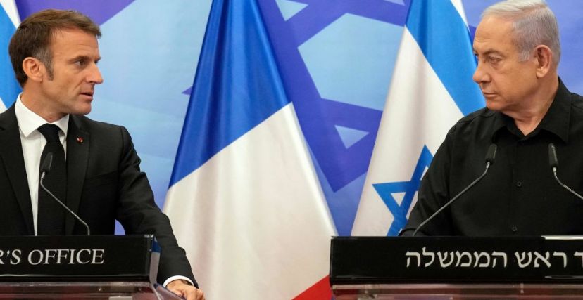 رئيس الوزراء الإسرائيلي بنيامين نتنياهو (على اليمين) والرئيس الفرنسي إيمانويل ماكرون (يسار) في مؤتمر صحفي مشترك في القدس في 24 أكتوبر، 2023