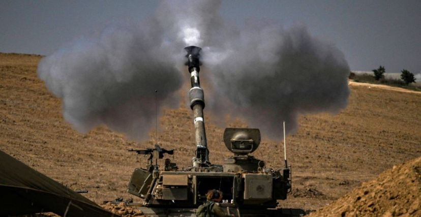 مدفع هاوتزر ذاتي الدفع من طراز M109 عيار 155 ملم تابع لجيش الاحتلال يطلق قذائف باتجاه قطاع غزة. المصدر غيتي إيمجيز.