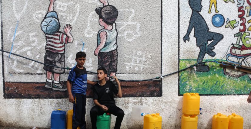 صورة أرشيفية: نازحون في ساحة مدرسة تابعة لوكالة الأمم المتحدة لإغاثة وتشغيل اللاجئين الفلسطينيين (الأونروا) في خان يونس، جنوب قطاع غزة. تصوير  مجدي فتحي