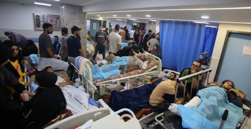 / الجرحى يتلقون الرعاية الطبية في قسم الطوارئ بمستشفى الشفاء بعد غارة إسرائيلية في مدينة غزة في 5 نوفمبر 2023.