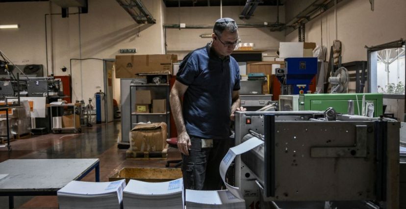 عامل في مطبعة في مستوطنة بيري يحاول العودة إلى سوق العمل، بعد توقف المطبعة عن العمل منذ عملية طوفان الأقصى. 5 نوفمبر 2023 