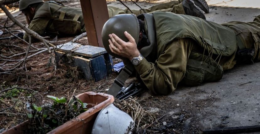 جنود في جيش الاحتلال يحتمي أثناء إنذار بهجوم صاروخي في كيبوتس كفار عزة، بالقرب من الحدود الجنوبية الإسرائيلية مع قطاع غزة في 8 نوفمبر، 2023