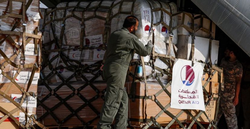 يتم تحميل المساعدات الإنسانية المقرر إرسالها إلى قطاع غزة على متن طائرة عسكرية قطرية في قاعدة العديد الجوية في قطر في 9 نوفمبر 2023