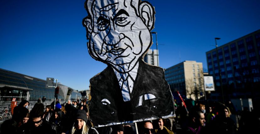رسم لبنيامين نتنياهو خلال تظاهرة احتجاج طلابية في تورينو بايطاليا. Stefano Guidi/Getty Images 