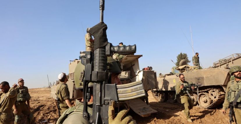 جنود الاحتلال  بعد خروجهم من قطاع غزة عبر السياج في 24 نوفمبر، 2023.