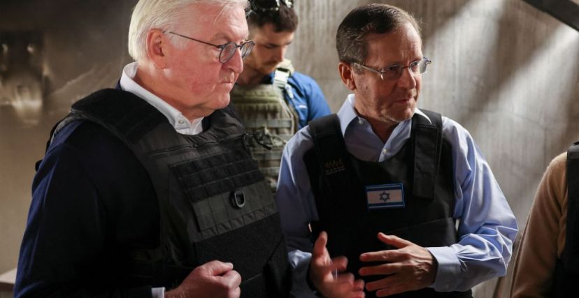 الرئيس الألماني فرانك فولتير شتاينماير بصحبة نظيره الإسرائيلي يتسحاق هرتسوغ في كيبوتس بئيري (RONEN ZVULUN/Getty Images)