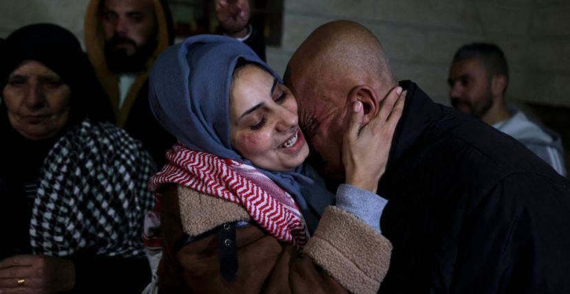 الأسيرة الفلسطينية المحررة حديثًا لميس أبو عرقوب تعانق والدها بعد إطلاق سراح. 28 نوفمبر 2023