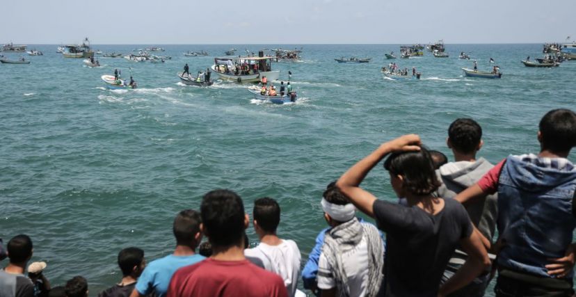صورة تم التقاطها في 29 مايو، 2018 تظهر قوارب صيد تحمل مجموعة من النشطاء الفلسطينيين  يحتجون على الحصار البحري الذي يفرضه الاحتلال على قطاع غزة.