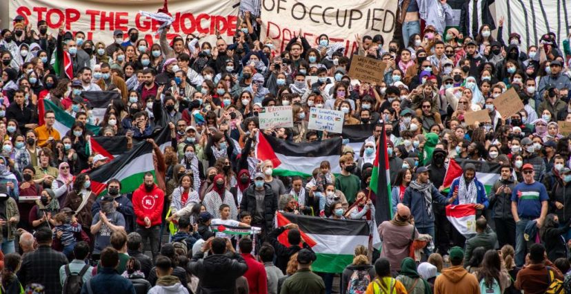 أنصار فلسطين يجتمعون في جامعة هارفارد لإظهار دعمهم للفلسطينيين في غزة في تجمع حاشد في كامبريدج، ماساتشوستس، في 14 أكتوبر 2023.