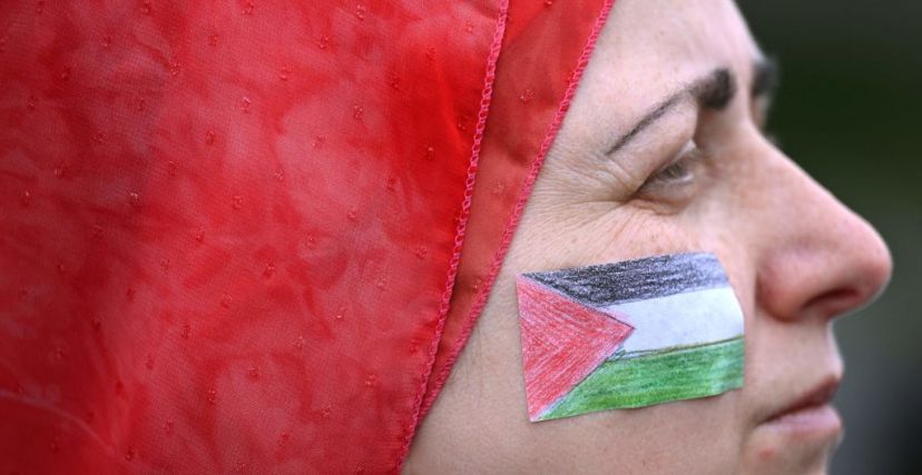 علم فلسطين على وجه متظاهرة في دورتموند، غرب ألمانيا – getty images