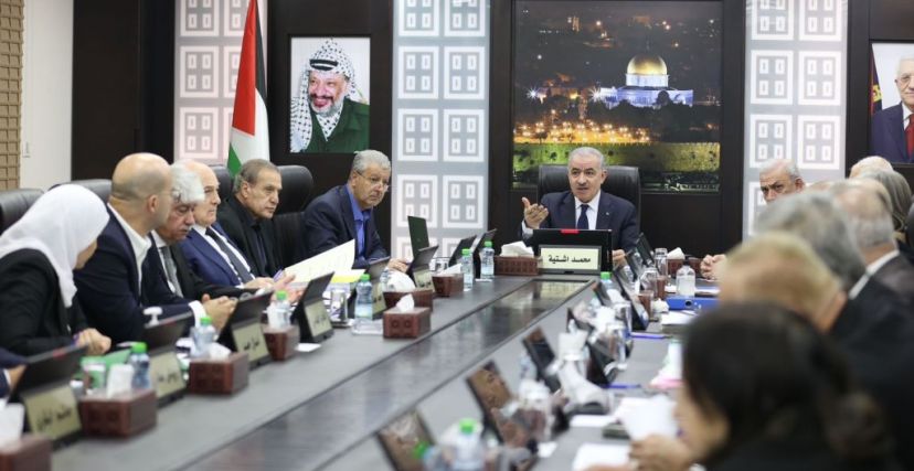 رئيس الوزراء الفلسطيني محمد اشتيةيقود الاجتماع الأسبوعي لمجلس الوزراء في رام الله بالضفة الغربية في 13 نوفمبر 2023.
